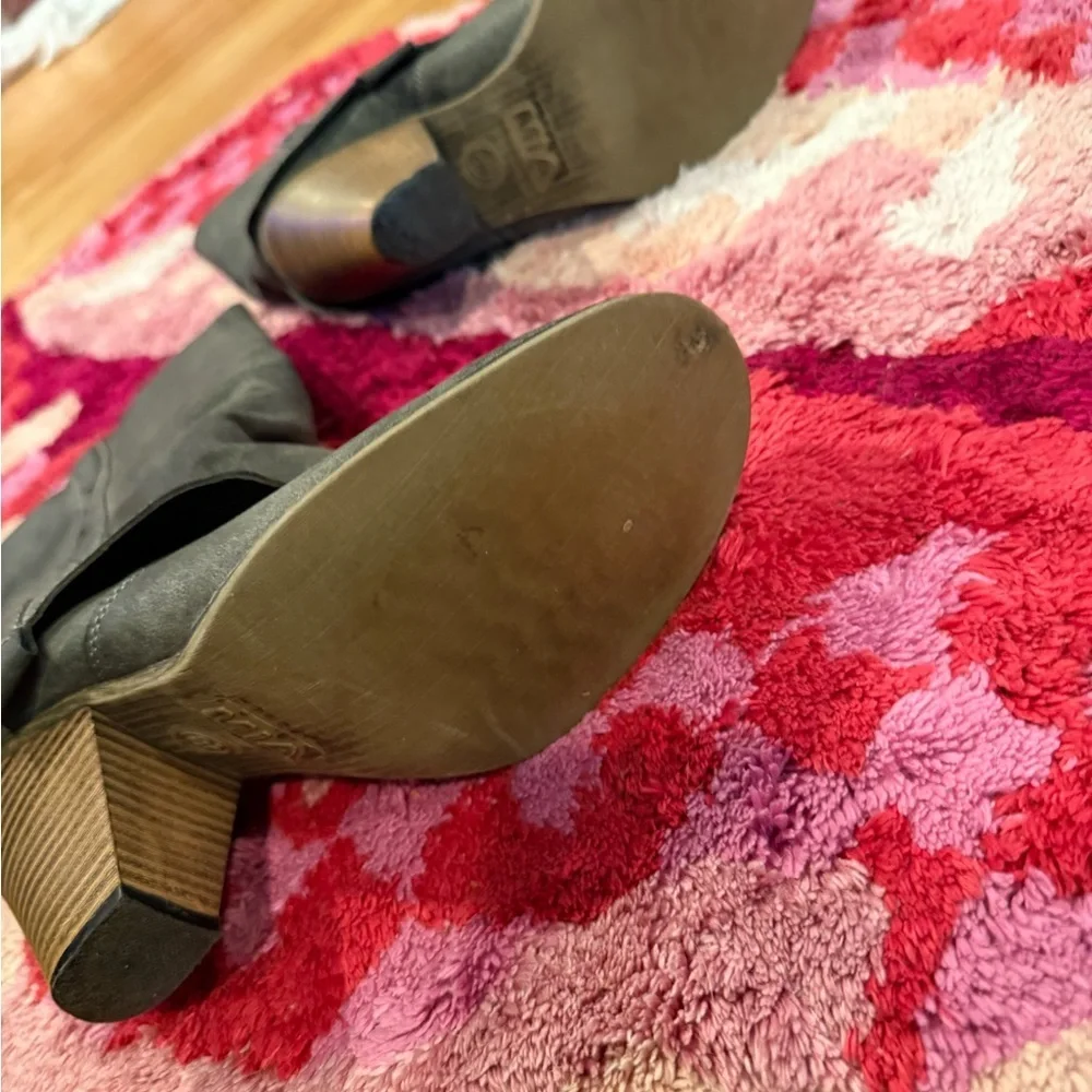 MIA Gray Ankle Boots with Chunky Heel and Slouchy Fit - Picture 4 of 5